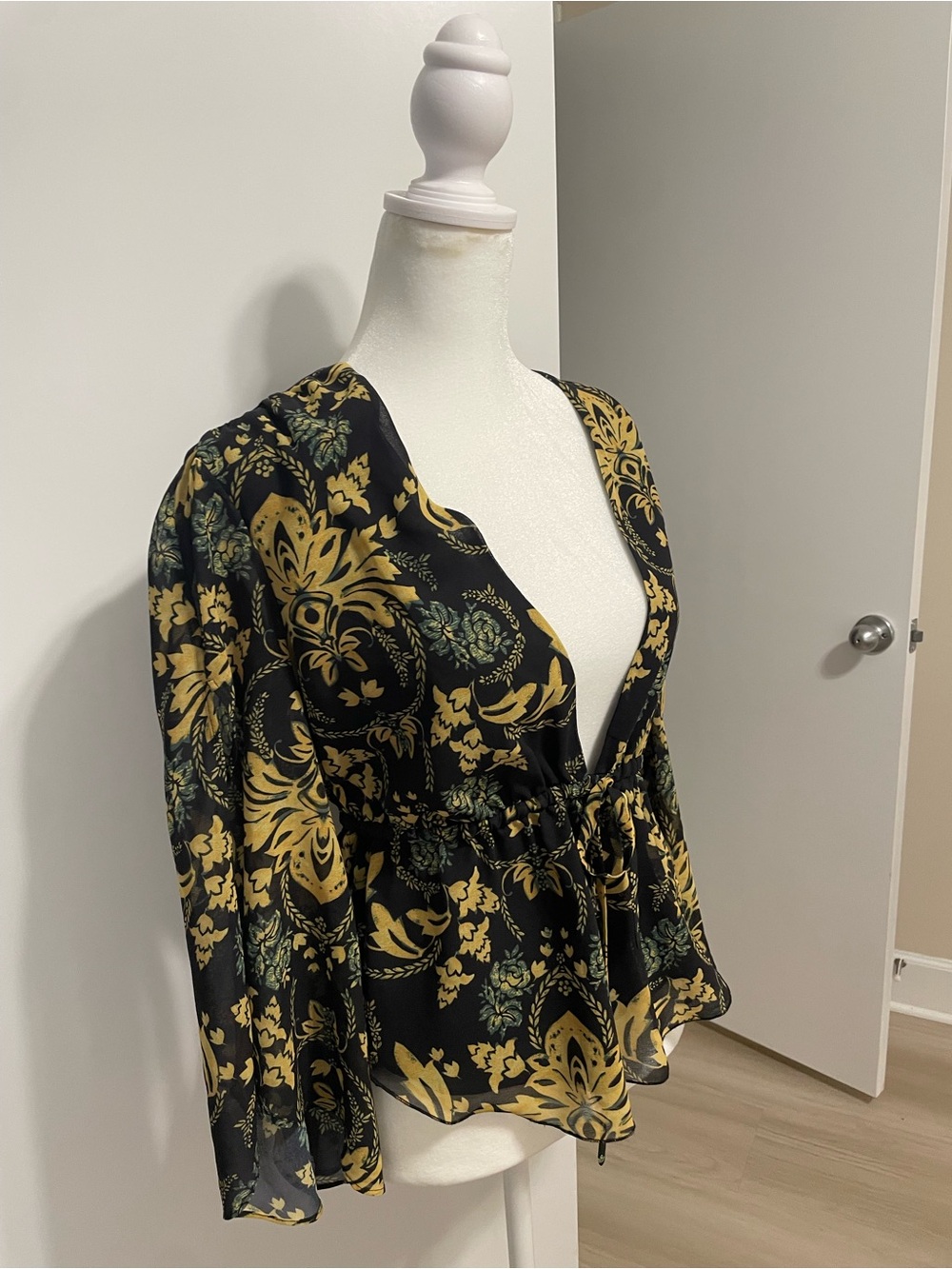 Bebe Split sleeve Deep V top XXS